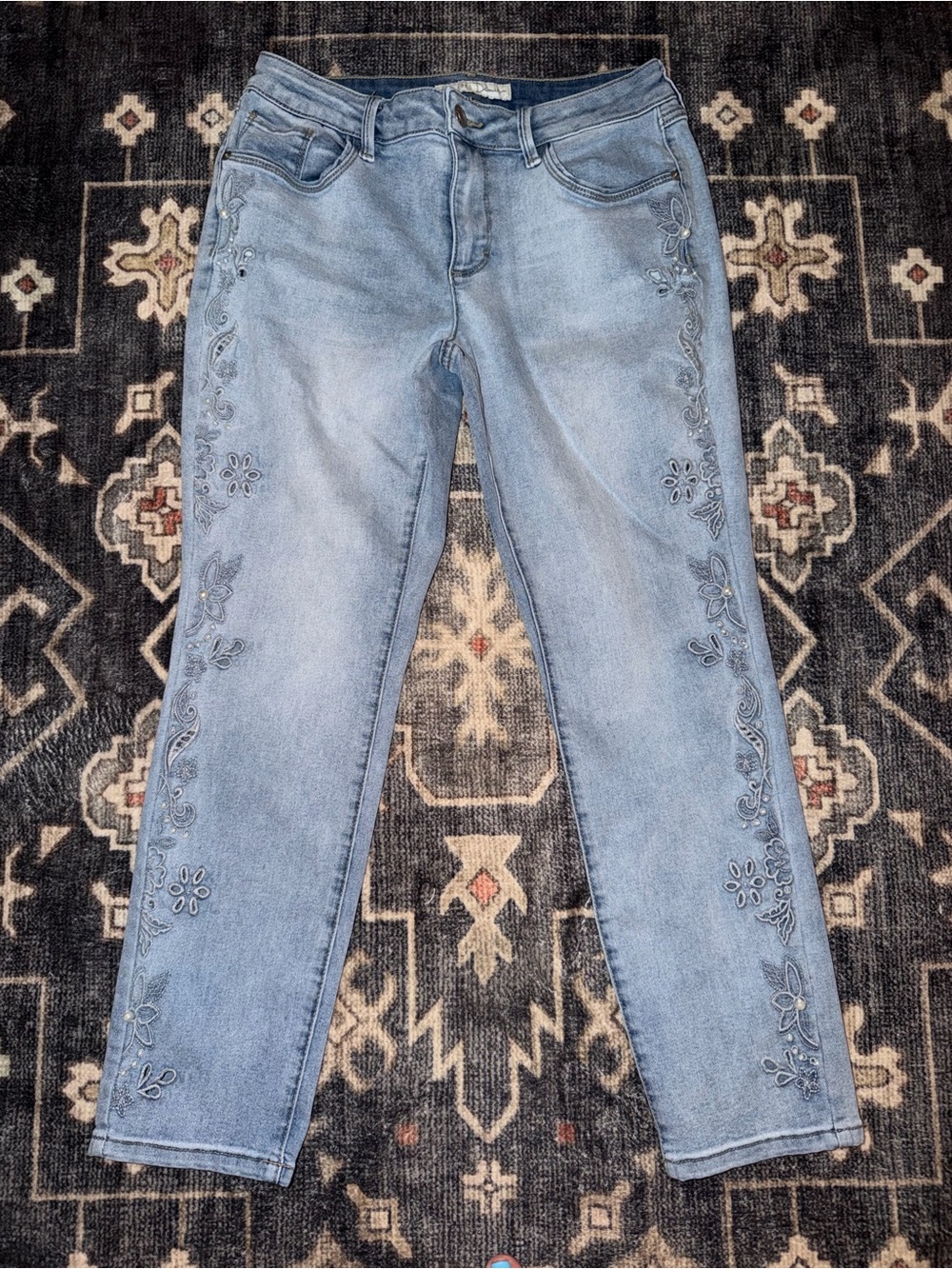 Denim brand Light Wash Skinny Jeans with Floral Embroidery !